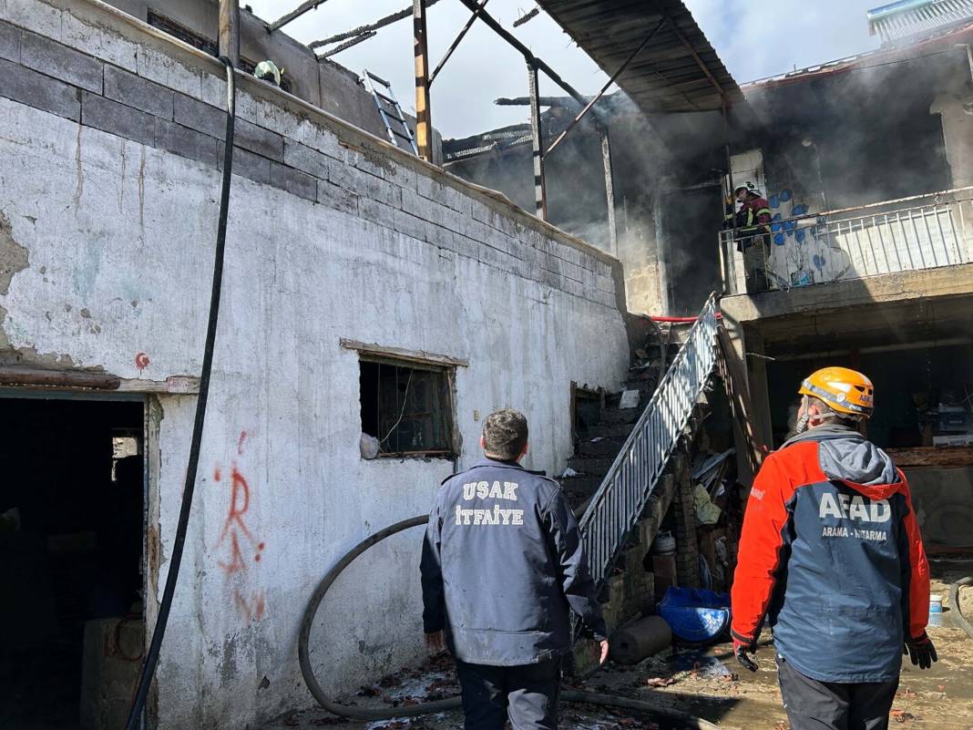 Evde yangın çıktı, içeri giren ekipler yaşlı kadını ölü buldu 2